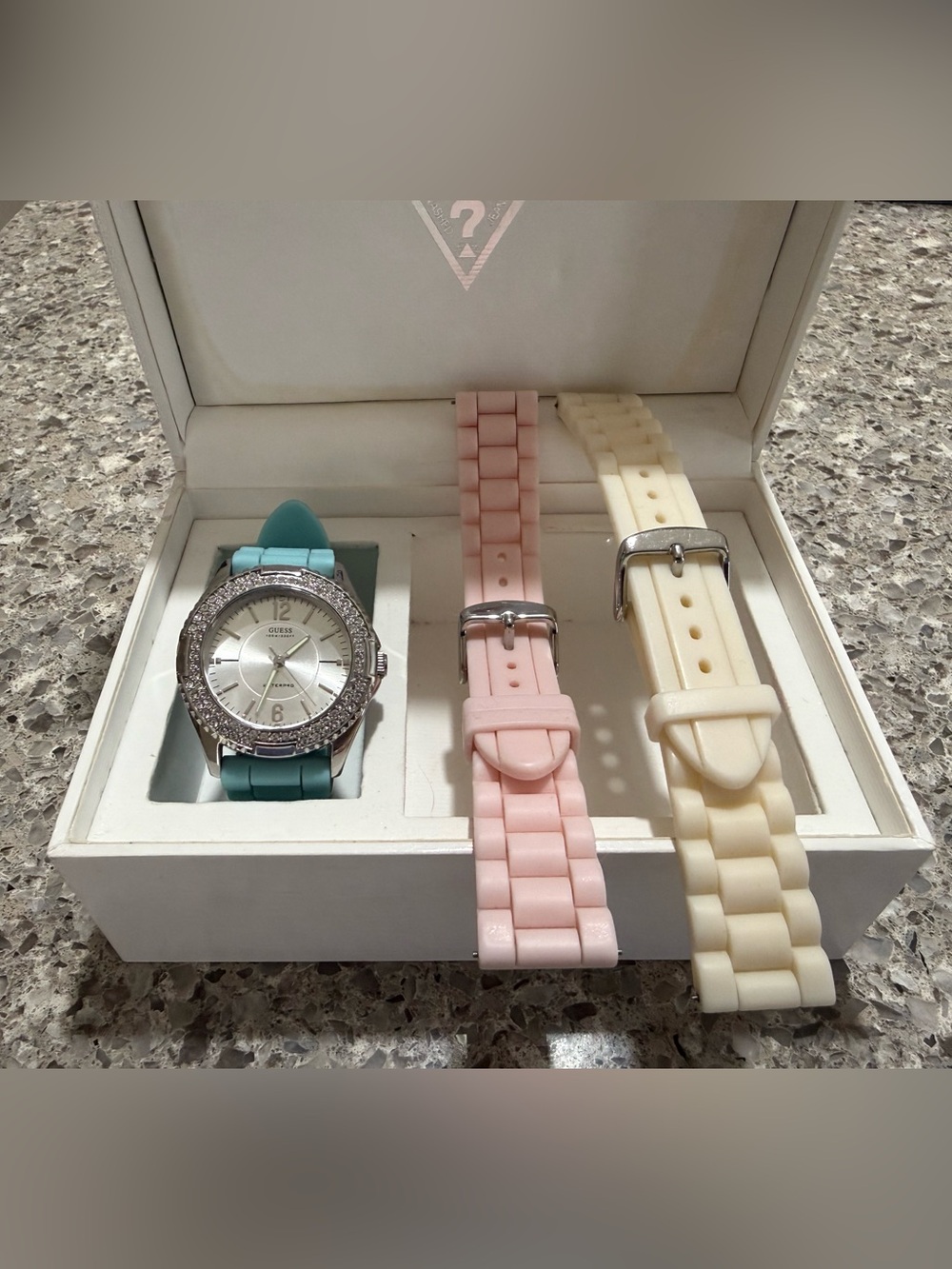 Guess unisex watch wth 3 interchangeable bands ,new battery 
Free Shipping!!